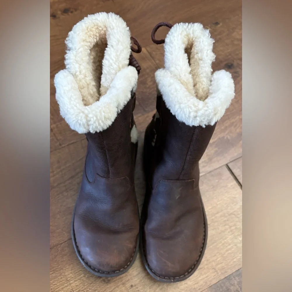 UGG akadia Womens leather boots shearling lining Sz 7